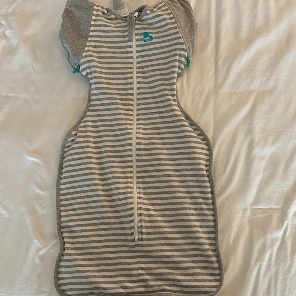 Love to dream medium swaddle sleepsack with zip-out arms